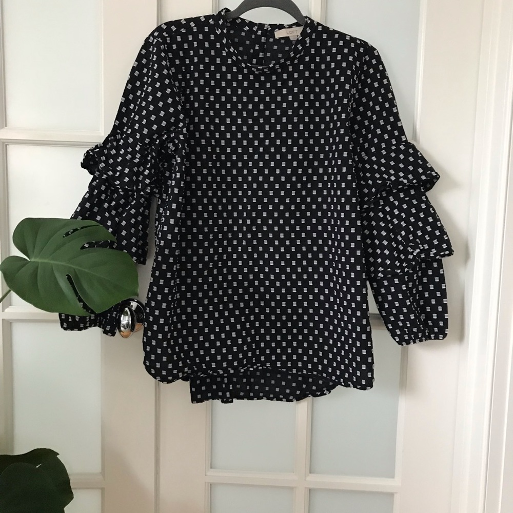 Like new: Most fun top! Loft tiered ruffle sleeve